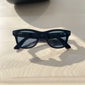 Rayban Stories, smart glasses, capture share and listen. Perfect Christmas gift!